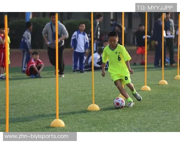 掌握足球运球技巧绕杆射门的完美训练方法与实战应用 掌握足球运球技巧绕杆射门的完美训练方法与实战应用